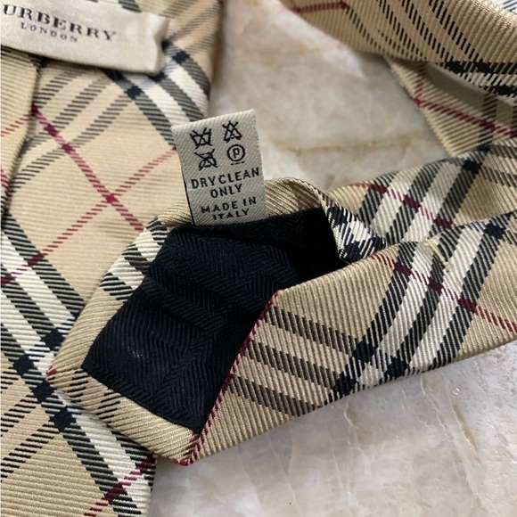 Burberry Tie and cuff links - Picture 6 of 6